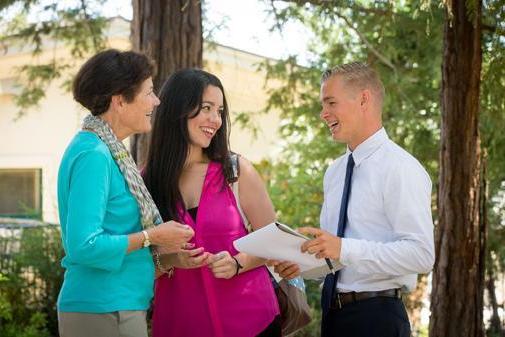 Professor talks to students